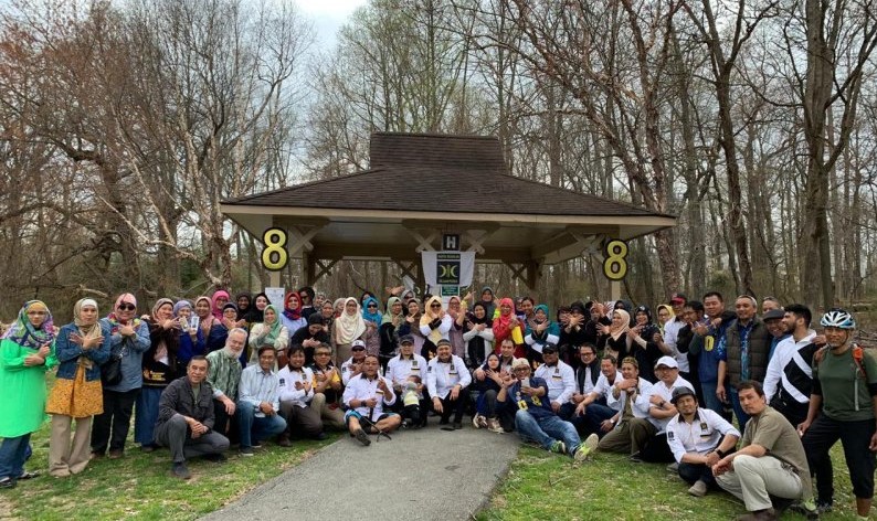 Peserta Piknik Ukhuwah (Piknik Persaudaraan) yang digelar Pusat Informasi dan Pelayanan (PIP) Partai Keadilan Sejahtera untuk wilayah Washington DC, Maryland dan Virginia (DMV) di Wheaton Regional Park, Maryland, pada hari Minggu, 7 April 2019. (Foto; dok/antara)