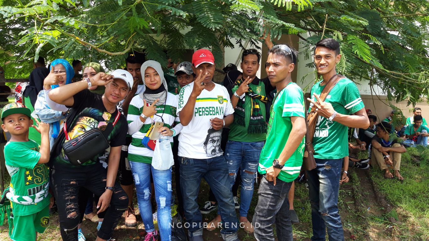 Satu keluarga bolos kerja dan sekolah untuk bisa Mbonek. (Foto: Haris/ngopibareng.id)