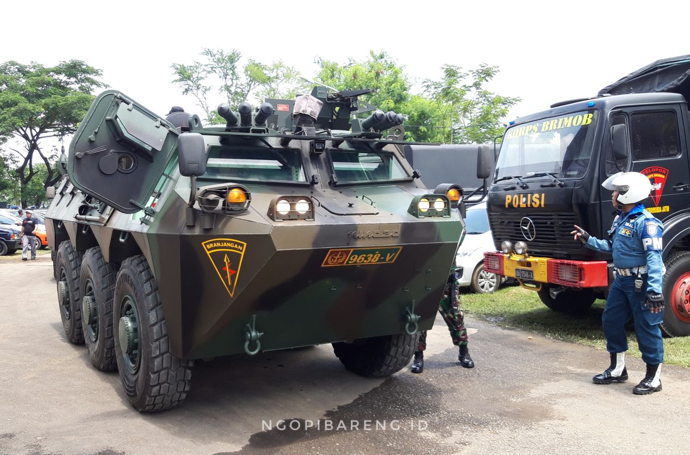 Mobil Anoa turut amankan Final Piala Presiden antara Persebaya vs Arema FC. (Foto: Haris/ngopibareng.id)