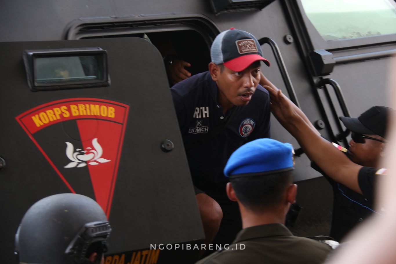 Pemain Arema turun dari Mobil Baracuda. (foto: Haris/ngopibareng.id)