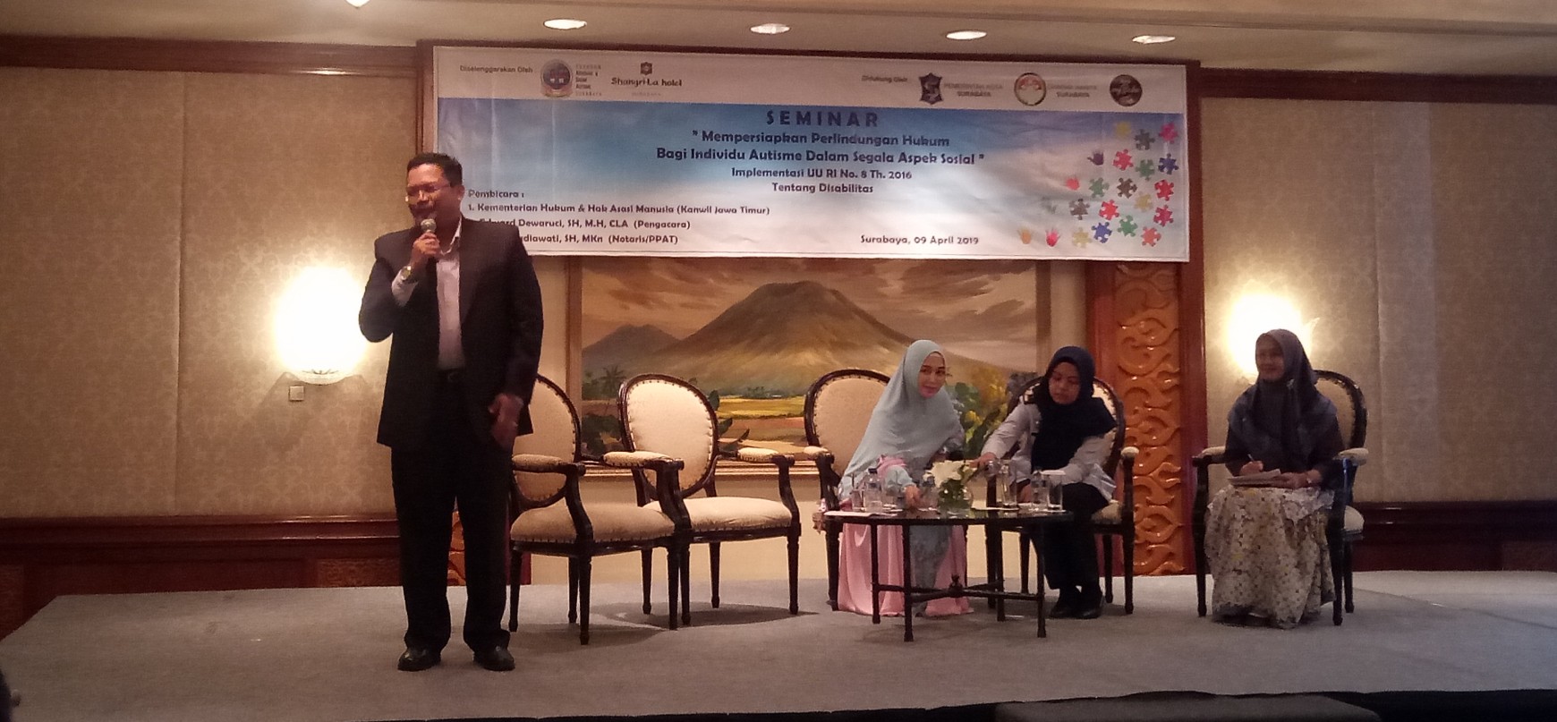 Edward Dewaruci, SH, MH, CLA ( berdiri) seorang pengacara sekaligus salah satu pembicara dalam seminar 'Mempersipkan Perlindungan Hukum Bagi Individu Autisme Dalam Segala Aspek' pada Selasa, 9 April 2019. (Foto:Pita/ngopibareng.id)