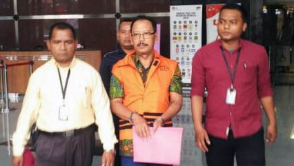 Mantan Sekda Kota Malang Cipto Wiyono (rompi jingga) usai menjalani pemeriksaan di gedung KPK, Jakarta, Selasa, 9 April 2019. (Foto: Antara) 