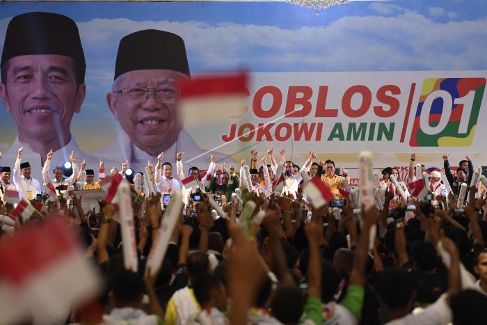 Calon Presiden petahana nomor urut 01 Joko Widodo (tengah) berpidato dalam kampanye terbuka di Gedung Kalawa, Palangka Raya, Kalimantan Tengah, Senin 8 April 2019. Jokowi menargetkan kemenangan sebesar 70 persen suara di Kalimantan Tengah pada Pilpres 17 April mendatang. (Foto: Antara/Puspa Perwitasari)