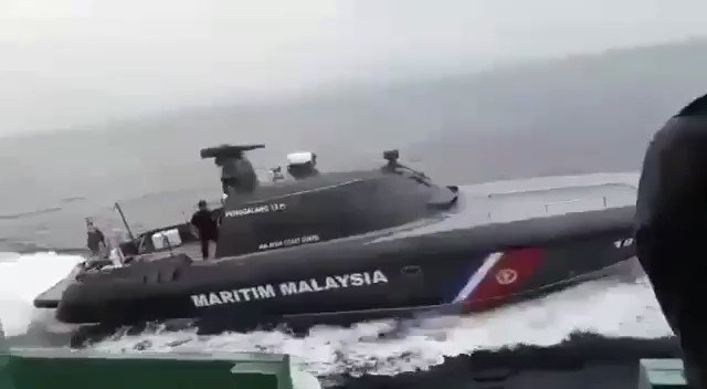 Kapal coast guard Malaysia terus pepet petugas KKP. (Foto: screenshoot Facebook/Mochammad Slamet)