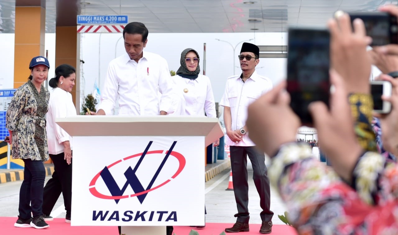 Presiden Joko Widodo saat meresmikan Tol Pasuruan-Probolinggo, Rabu 10 April 2019. (Foto: biro setpres)