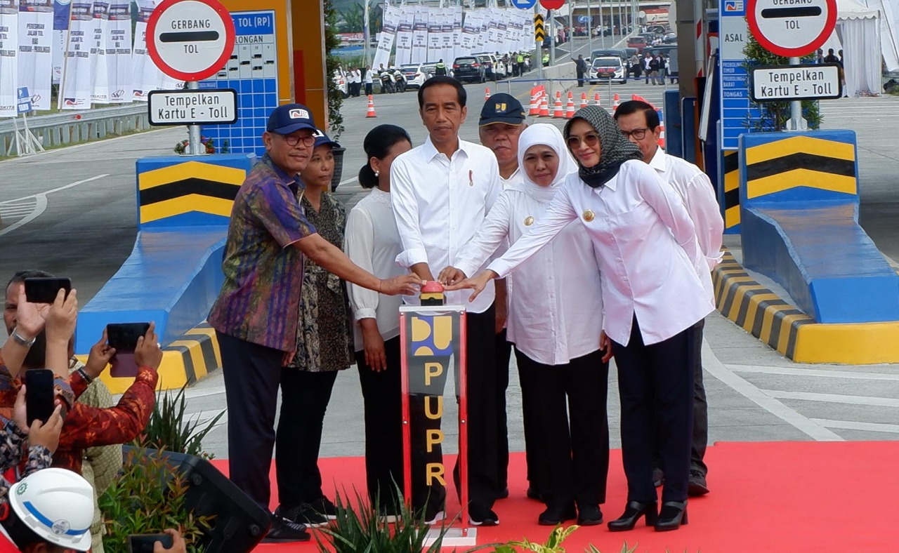 Presiden Jokowi dan sejumlah pejabat menekan tombol sirine saat peremian Tol Paspro. (Foto: Ikhsan/ngopibareng.id)