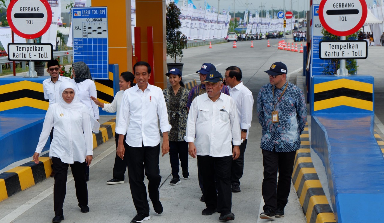 Presiden Jokowi didampingi Gubernur Jatim Khofifah Indar Parawansa dan Menteri PUPR Basuki Hadimuljono meninjau Gerbang Tol Probolinggo Timur. (Foto: Ikhsan/ngopibareng.id)
