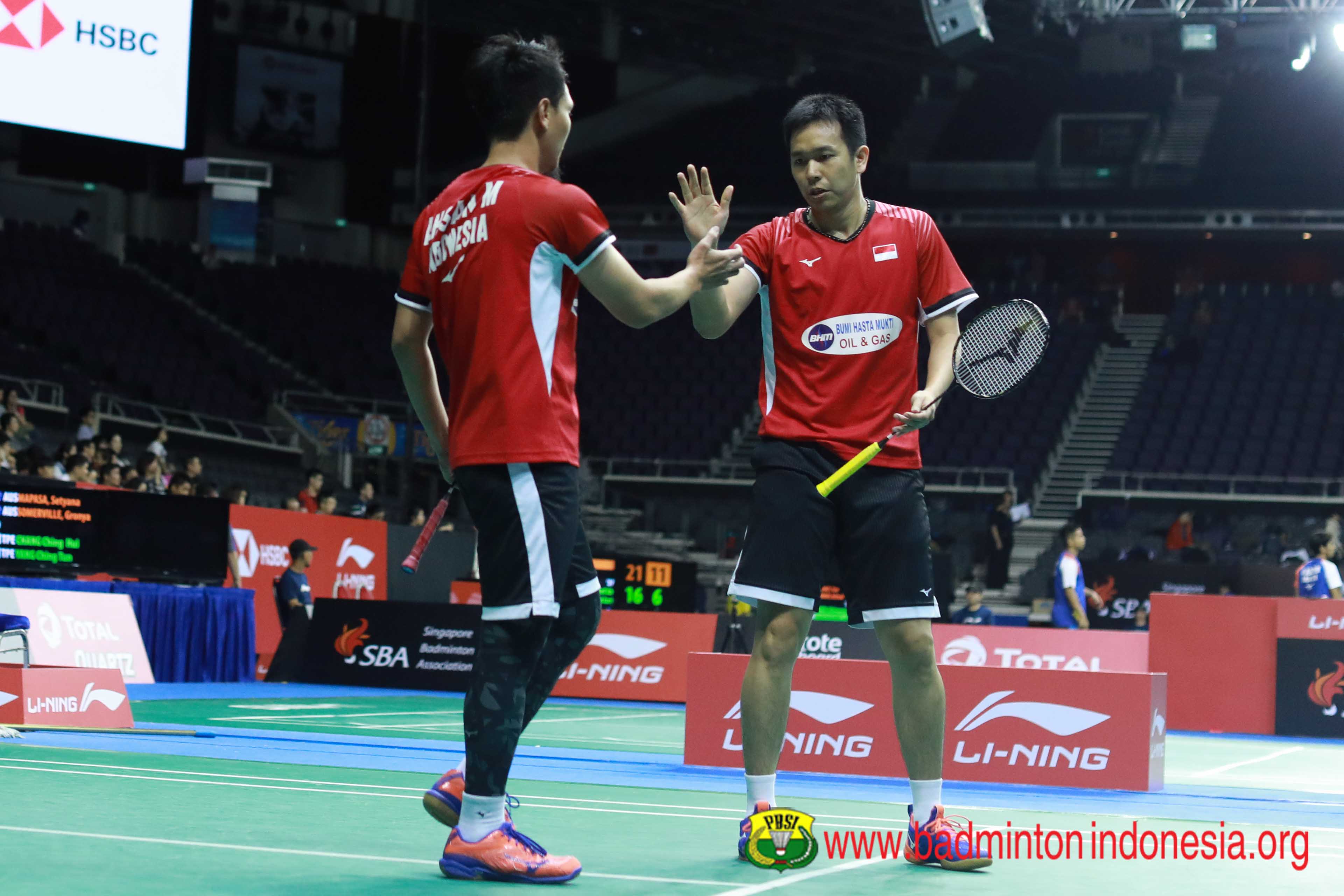 Hendra/Ahsan bersalaman usai mengalahkan lawannya di babak 32 besar Singapura Terbuka 2019. (Foto : PBSI)