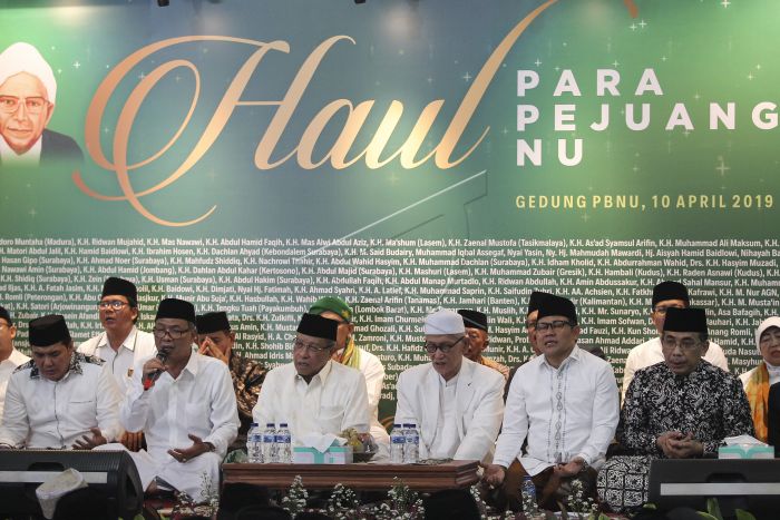 Ketua Umum Pengurus Besar Nahdlatul Ulama (PBNU) Said Aqil Siradj (ketiga kiri) bersama (kiri-kanan) Sekjen PBNU Helmy Faishal Zaini, Ketua PBNU Abdul Manan Abdul Ghani, Rais Aam PBNU Miftahul Akhyar, Wakil Ketua MPR Muhaimin Iskandar dan Katib Aam PBNU Yahya Cholil Staquf saat mengikuti Haul Para Pejuang NU di halaman gedung PBNU, Jakarta, Rabu (10/4/2019). Kegiatan tersebut digelar untuk menghormati jasa-jasa para pejuang NU yang telah meninggal ataupun masih hidup. (Foto: antara)