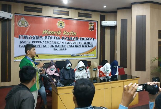 Beberapa terduga penganiayaan terhadap pelajar SMP berinsial Aud, Rabu malam, secara resmi menyampaikan permohonan maaf mereka kepada korban dan pihak keluarga, serta masyarakat luas secara umumnya. (Foto; Antara/ Andilala)