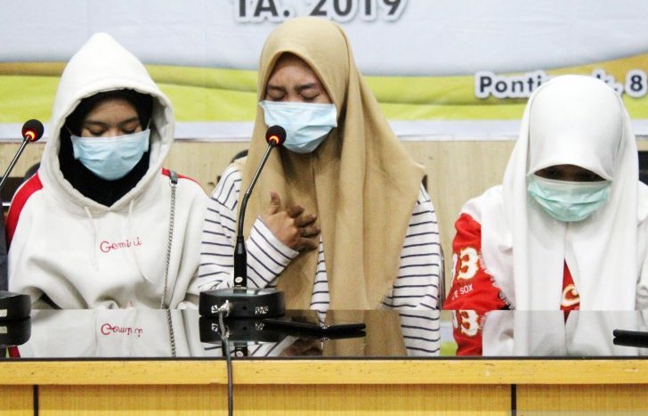  Tiga dari 12 siswi SMU yang diduga menjadi pelaku dan saksi dalam kasus penganiayaan siswi SMP berinisial AU (14) memberi keterangan saat jumpa pers di Mapolresta Pontianak, Kalimantan Barat, Rabu 10 April 2019. Sebanyak 12 siswi SMU menjalani pemeriksaan kepolisian terkait dugaan penganiayaan yang terjadi di dua tempat berbeda yaitu halaman parkir di Jalan Sulawesi dan Taman Akcaya di Kota Pontianak pada Jumat 29 Maret 2019. (Foto: Antara/Jessica Helena Wuysang)