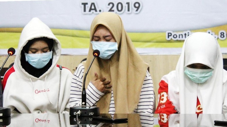 Terduga pelaku pengeroyokan memberi keterangan terkait dugaan pengeroyokan yang dialami siswi SMP di Pontianak, Audrey (Foto: Antara/Jessica Helena Wuysang)