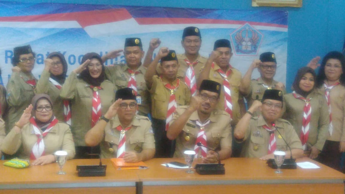 Dirjen PAUD dan Pendidikan Masyarakat Kemdikbud Haris Iskandar (duduk kiri kedua) menggalakkan kembali Pramuka. (Foto: Asmanu/ngopibareng.id)