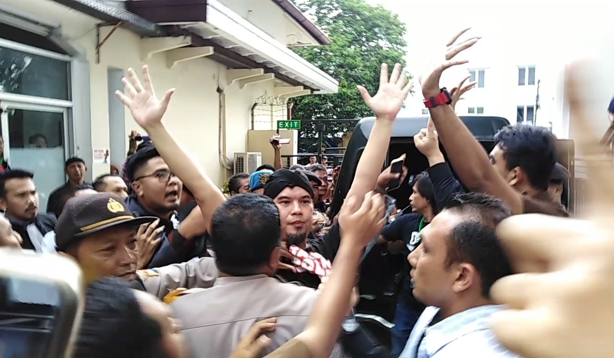 Ahmad Dhani Prasetyo, usai menjalani sidang di PN Surabaya, di PN Surabaya, Kamis 11 April 2019. (Foto: Farid/ngopibareng.id) 