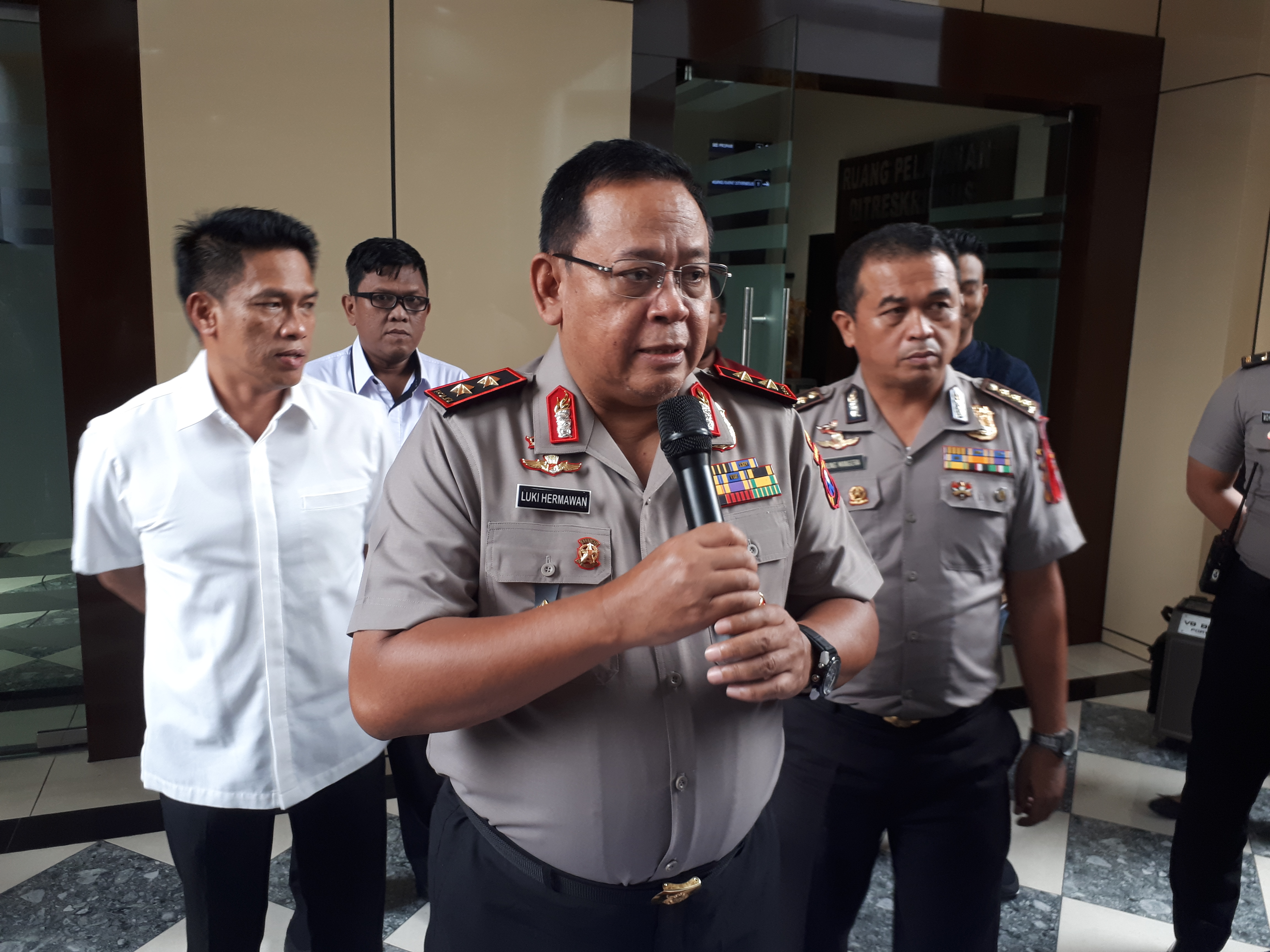 Kapolda Jatim Irjen Pol. Lucky Hermawan saat memberikan keterangan pers di Polda Jatim, Kamis 11 April 2019. (Foto: Alief/Ngopibareng.id)