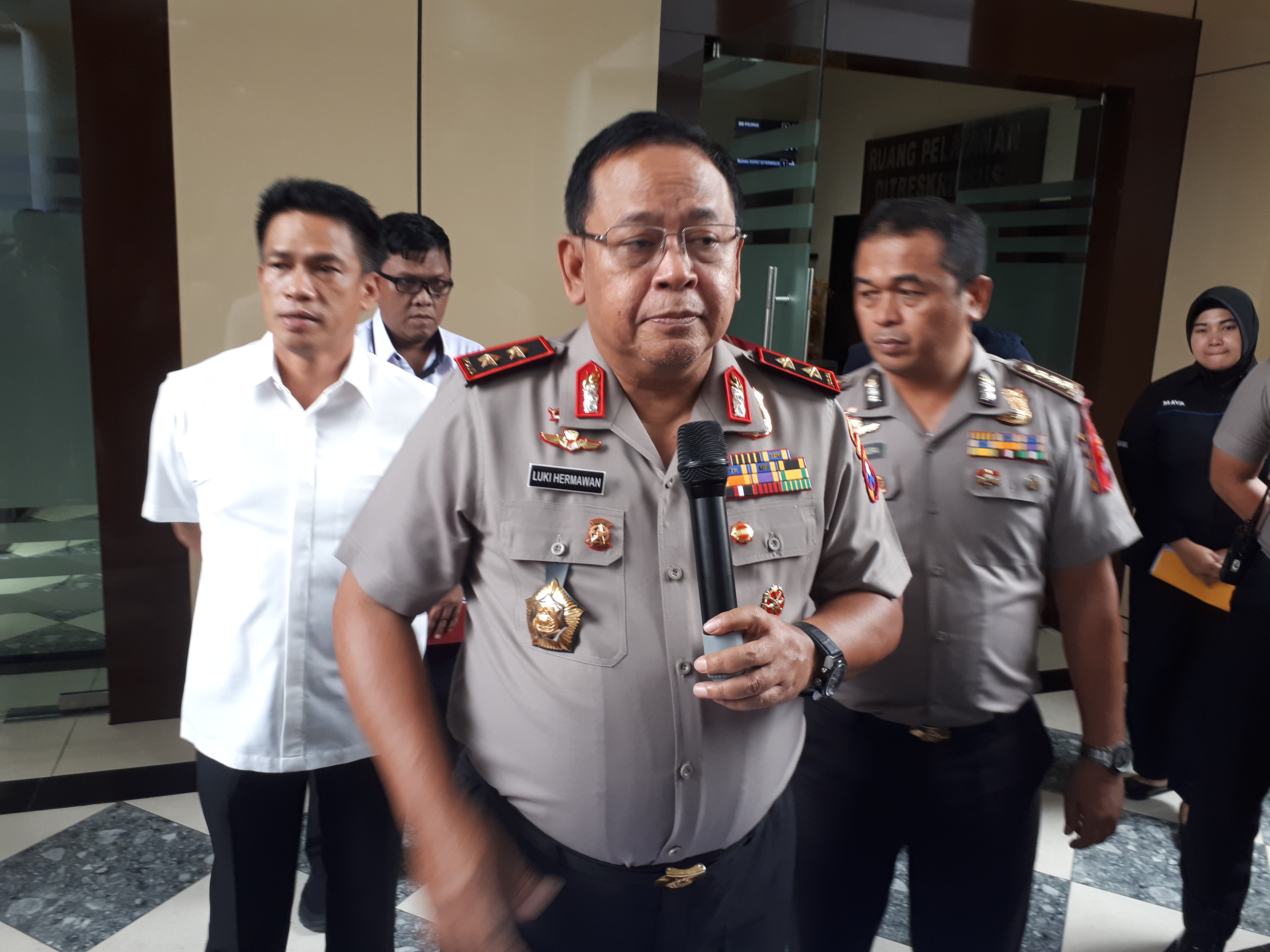 Irjen Pol. Luki Hermawan saat memberikan keterangan pers di Polda Jatim, Kamis 11 April 2019. (Foto: Alief/ngopibareng.id)