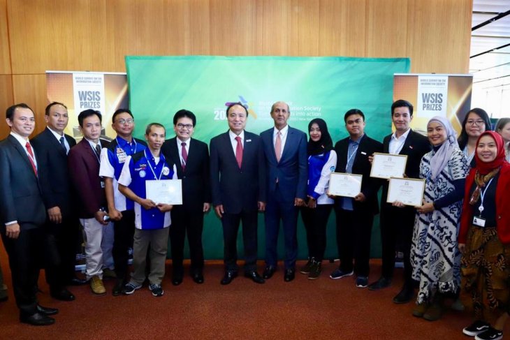 Sekretaris Jenderal ITU PBB Houlin Zhao (tengah kiri) bersama Wakil Tetap RI untuk PBB, WTO dan organisasi lain internasional di Jenewa, Duta Besar Hasan Kleib beserta Delegasi RI (tengah kanan) dan para peserta World Summit on the Information Society (WSIS) 2019 dari Indonesia, di Markas Besar ITU di Jenewa, Swiss. (PTRI Jenewa)