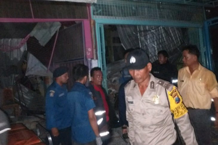 Personel Polrestabes Medan diturunkan ke lokasi terjadi ledakan bangunan rumah dan toko di Jalan Kruing Nomor 3-D, 3-E Lingkungan VIII, Kelurahan Sikap, Kecamatan Medan Petisah, Kota Medan, Kamis 11 April malam. (Foto: Antara/Istimewa)