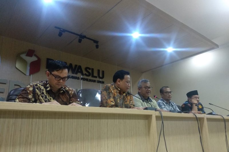  (Kiri-kanan) Komisioner KPU Viryan Aziz, Ketua Bawaslu RI Abhan, Ketua KPU RI Arief Budiman, Komisioner KPU Hasyim Asy'ari, dan Komisioner Bawaslu Muhamad Afifudin, saat menggelar konferensi pers di Media Center Bawaslu RI. (Foto: Antara/Asep Firmansyah)