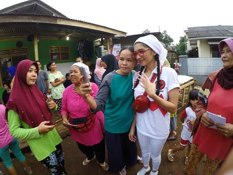 Angel Karamoy blusukan saat kampanye dengan tas mewah.