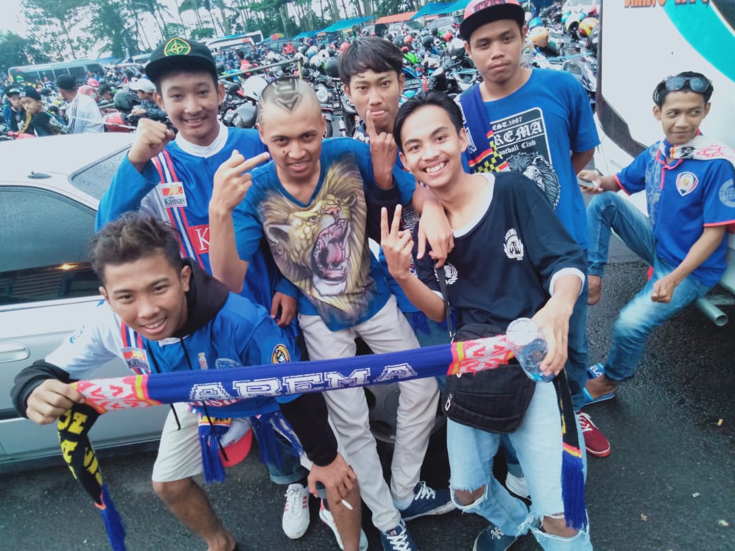 Rambut pemuda ini dibentuk tulisan Arema. (Foto: Fajar/ngopibareng.id)