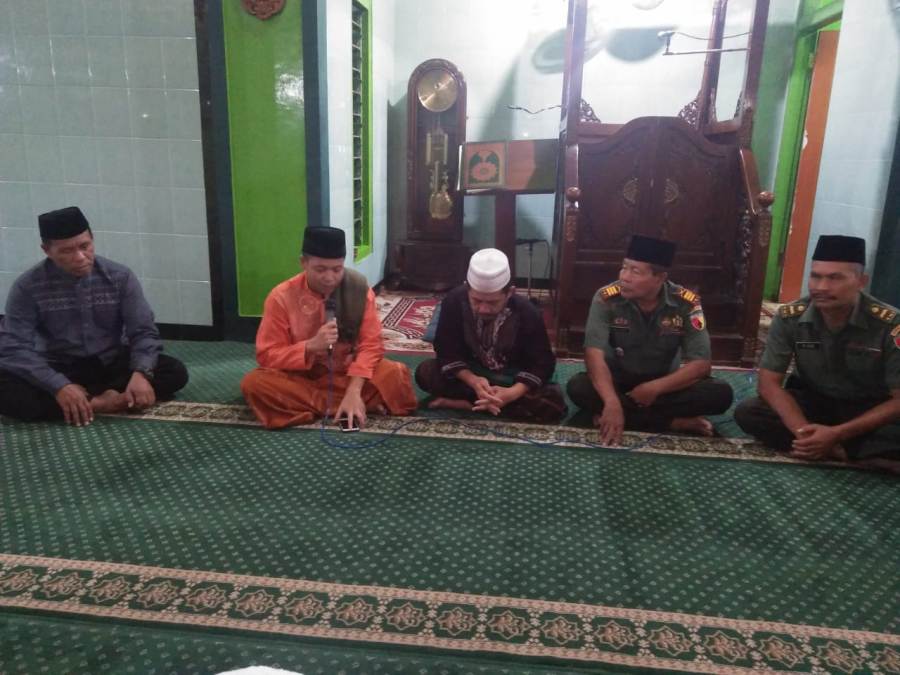 Dandim 0815 Saat Memberikan Sambutan Dalam Safari Shalat Tahajud dan Shalat Subuh di Masjid Mujahidin, Bangsal, Mojokerto 