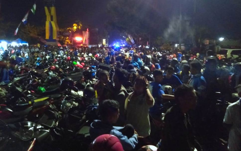 Melubernya kendaraan para penonton yang menyaksikan laga final Piala Presiden sebabkan ratusan aremania tidak bisa menyaksikan laga tersebut di Stadion Kanjuruhan, Malang. (Foto: Fajar/ngopibareng.id)