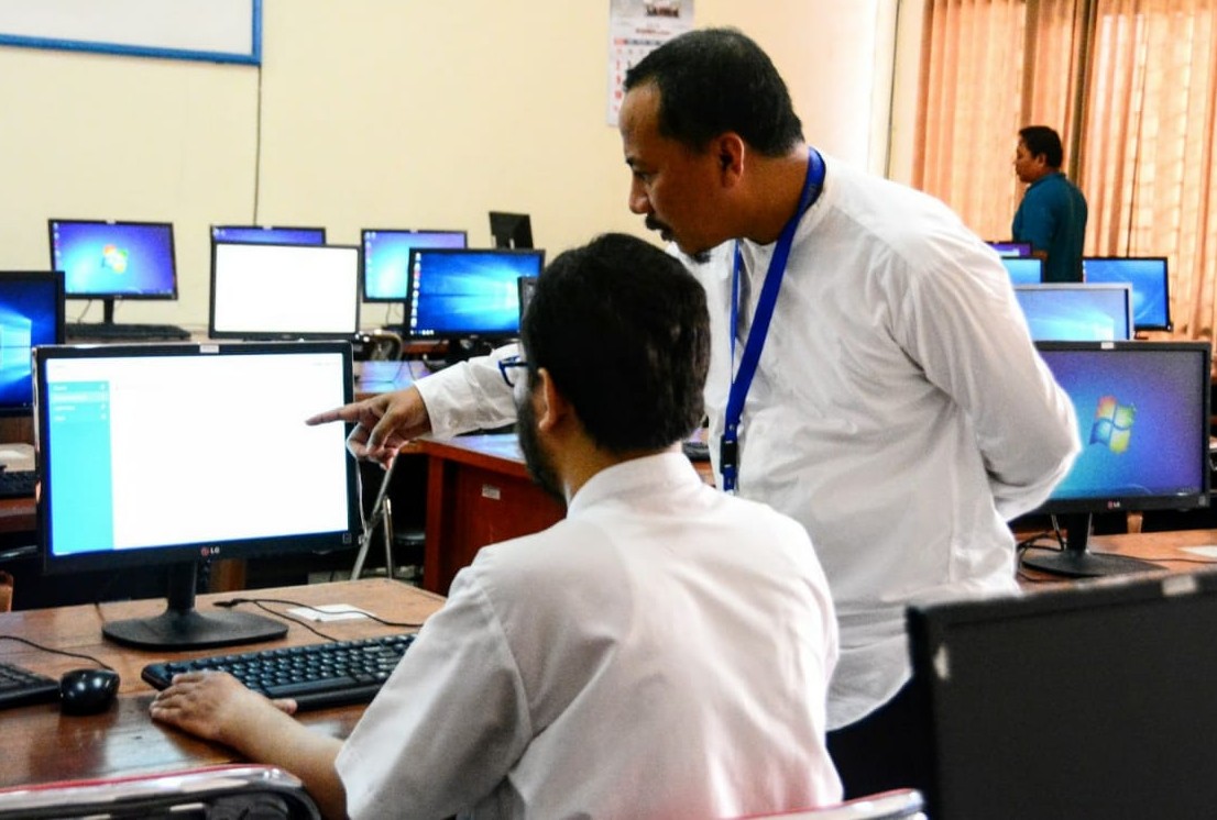 Direktorat Sistem Informasi (DSI) Unair saat melakukan pengecekan sistem H-1 pelaksanaan UTBK. (Foto: istimewa) 