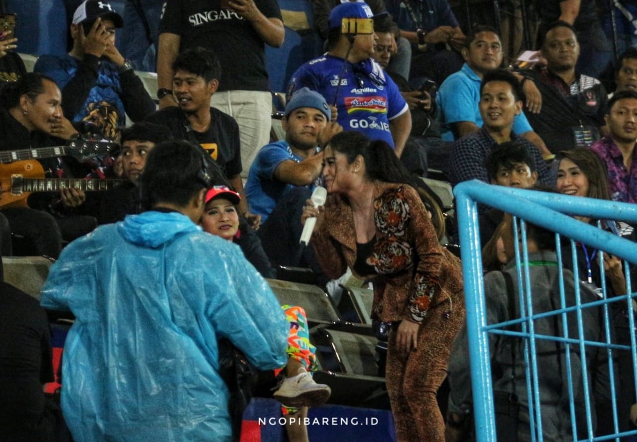 Selain Trio Macan, Dewi Perssik juga tampil mengisi acara penutupan Piala Presiden  2019 di Stadion Kanjuruhan, Malang, Jumat, 12 April 2019. (Foto: Haris/ngopibareng.id)