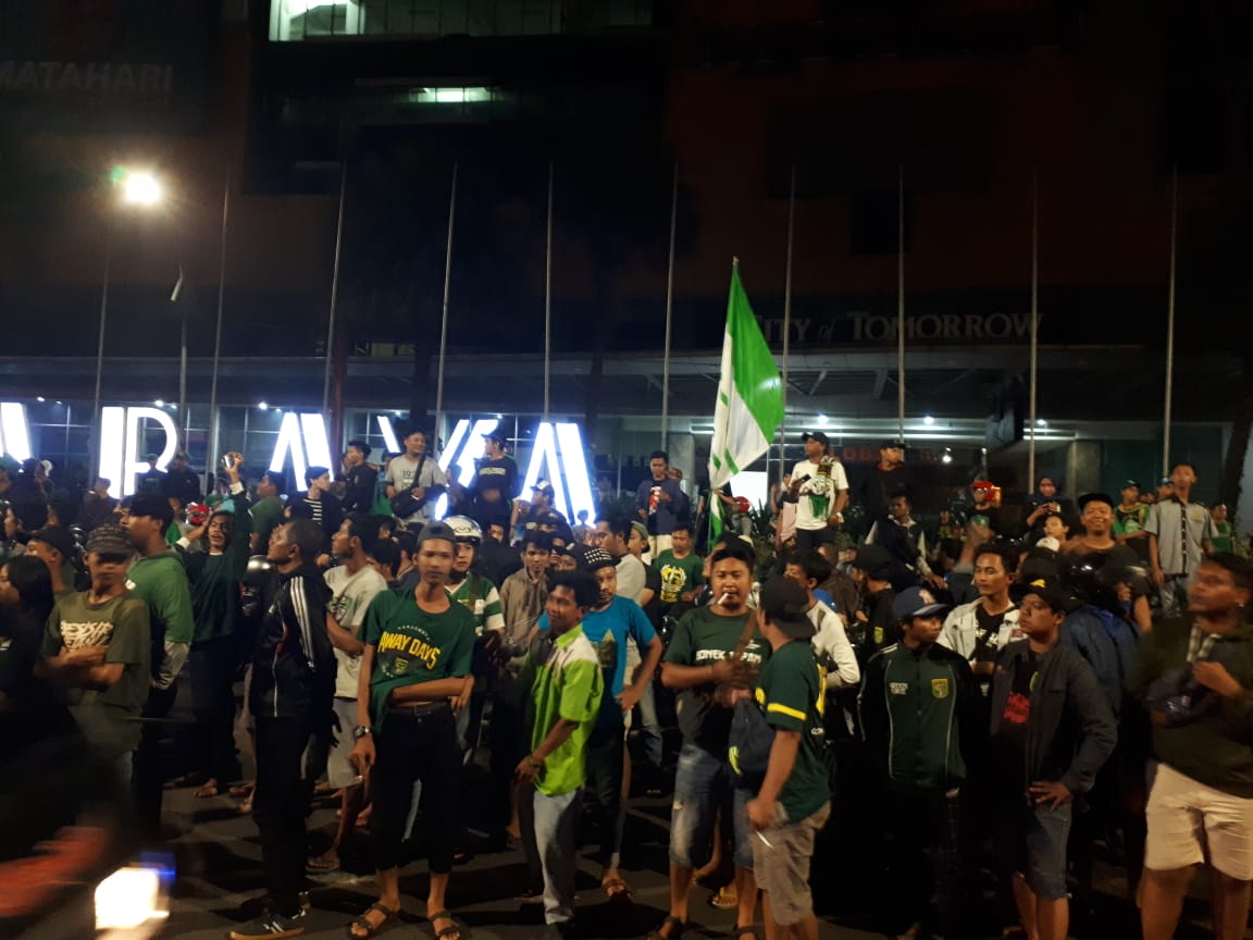 Ribuan Bonek sambut kedatangan Persebaya di Bundaran Waru.