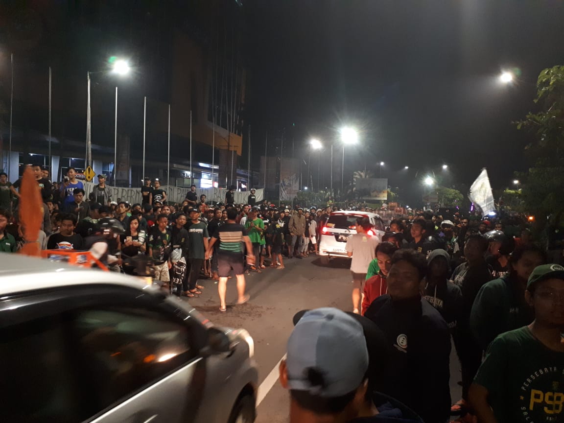 Bonek Mania di Bundaran Waru, Sidoarjo. (Foto: Alif/ngopibareng.id)