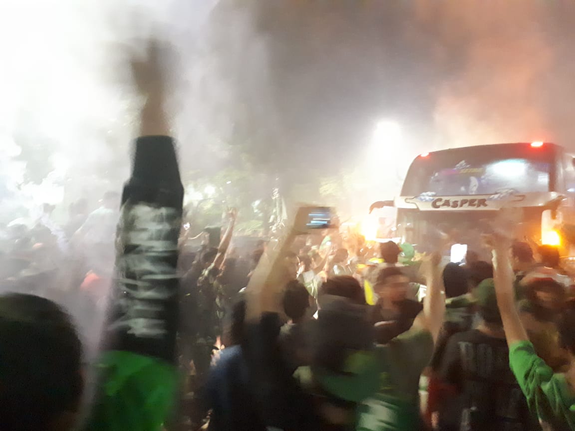 Bonek Mania sambut kedatangan Persebaya. (Foto: Alief/ngopibareng)