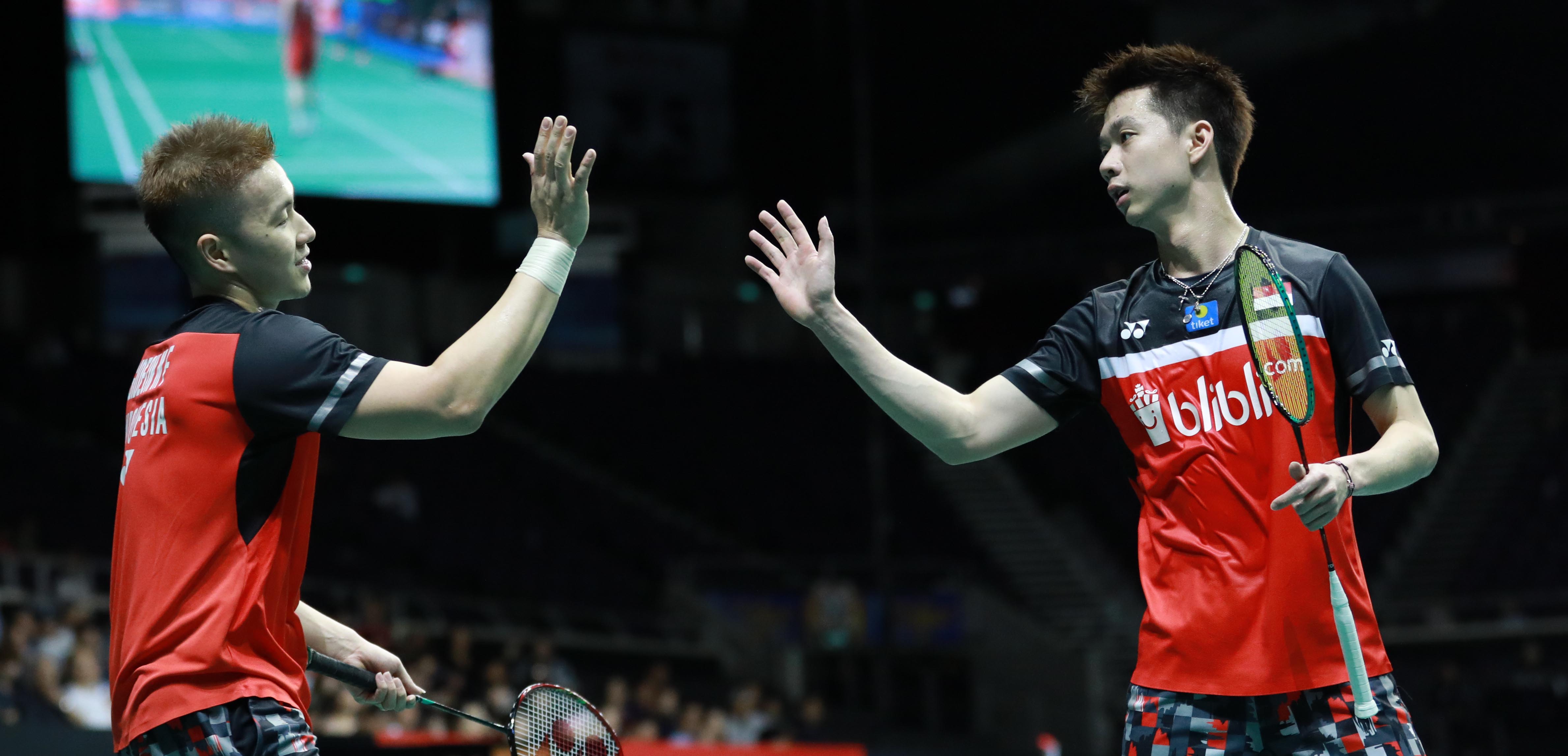 Kevin Sanjaya/Marcus Gideon bersalaman usai memenangkan pertandingan. (Foto;PBSI)