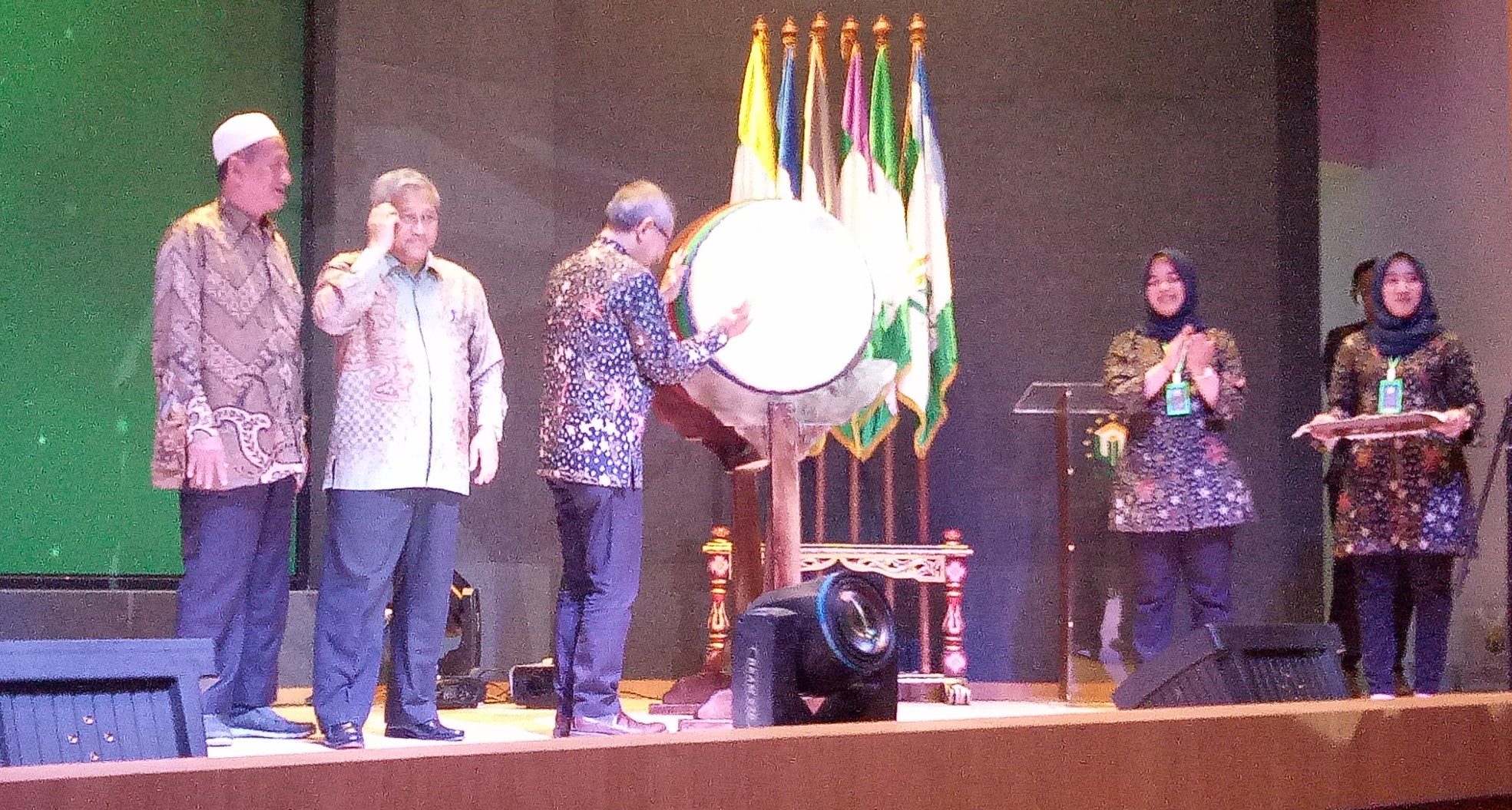 Rektor Unusa, Prof. Dr. Ir Achmad Jazidie, MEng, didampingi Prof. Dr. Ir. KH. Mohammad Nuh, DEA meresmikan auditorium Unusa ditandai dengan pemukulan bedug. (Foto: Pita/ngopibareng.id)