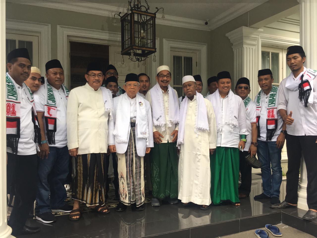 Sejumlah kiai, Habaib dan Jawara sebelum berangkat mengawal Ma`ruf Amin ke GBK. (Foto: istimewa)