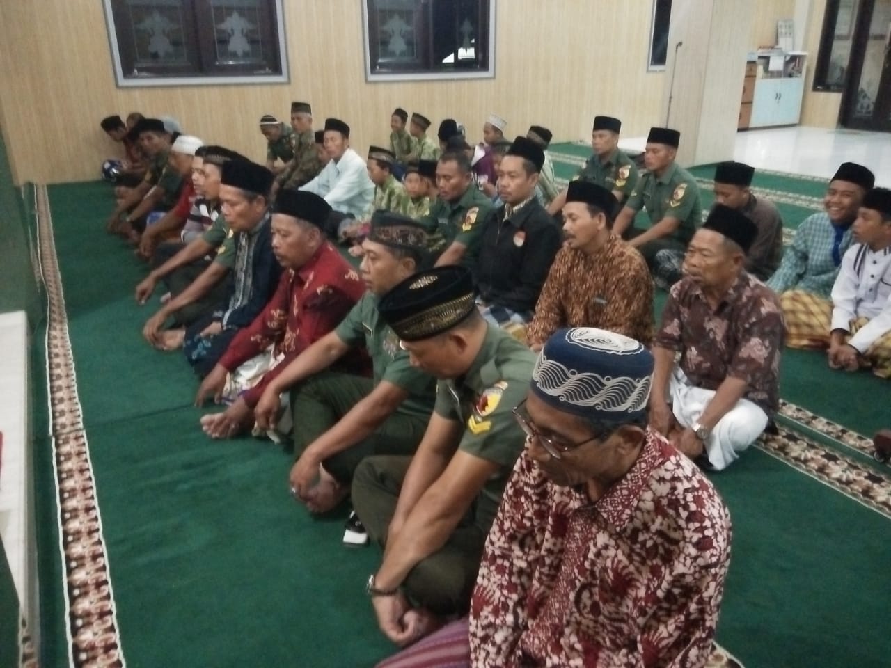 Suasana Shalat Tahajud di Masjid Baitul Muttaqin Trawas