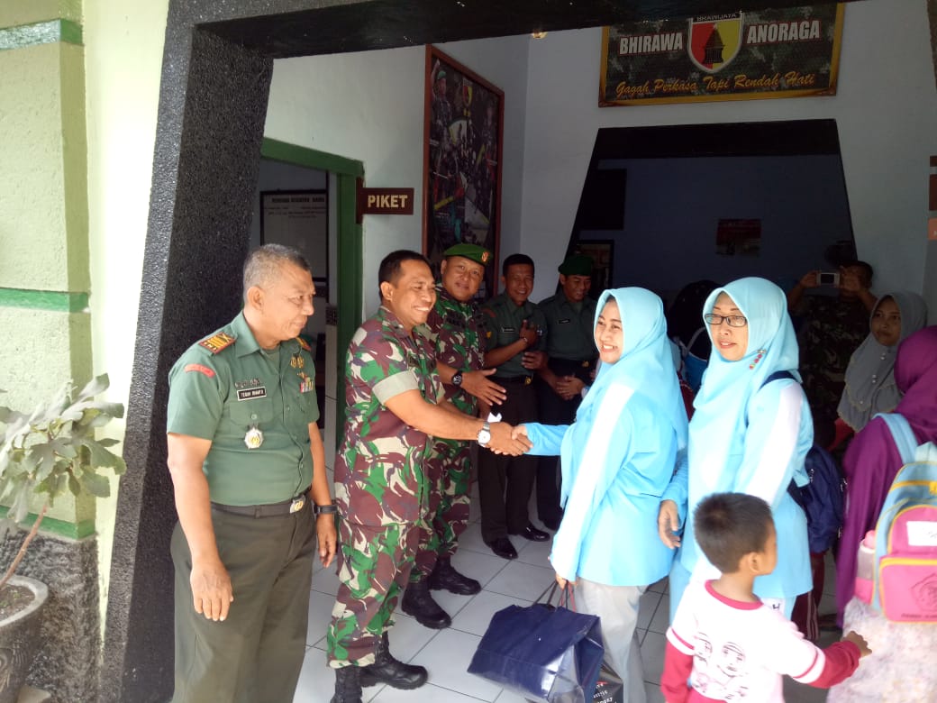 Suasana Kunjungan Pendidikan Siswa PAUD Al-A’Yun Di Makoramil 0815/14 Dlanggu