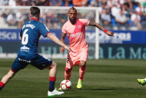 Gelandang Barca, Arturo Vidal dibayangi pemain Huesca. (Foto:Twitter@Barcelona)