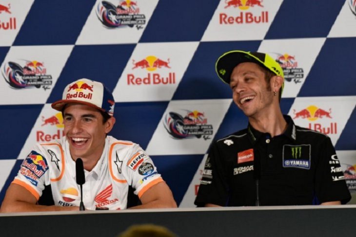 Pebalap tim Repsol Honda Marc Marquez (kiri) dan pebalap tim Monster Energy Yamaha MotoGP Valentino Rossi (kanan) dalam jumpa pers pra-lomba GP Amerika Serikat di Austin, Texas, Kamis, 11 April 2019. (Foto: Twitter.com/MotoGP)