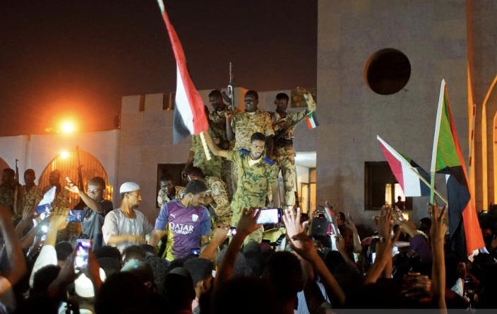 Militer Sudan bergabung dengan pengunjuk rasa melakukan selebrasi setelah Menteri Pertahanan Awad Ibn Auf turun dari jabatannya sebagai kepala dewan transisi militer negeri tersebut. (Foto: Antara/Reuters)