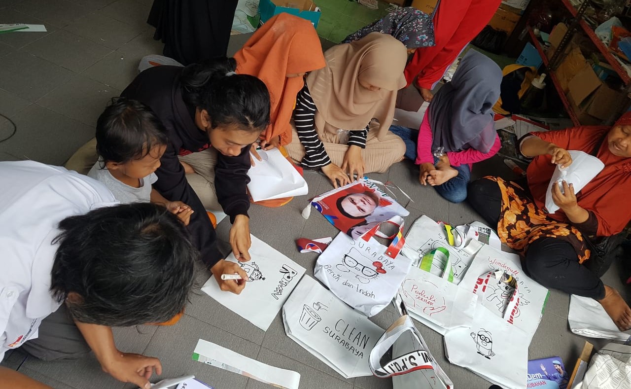 Suasana kegiatan mendaur ulang sampah APK menjadi tas ramah lingkungan. (Foto: istimewa) 