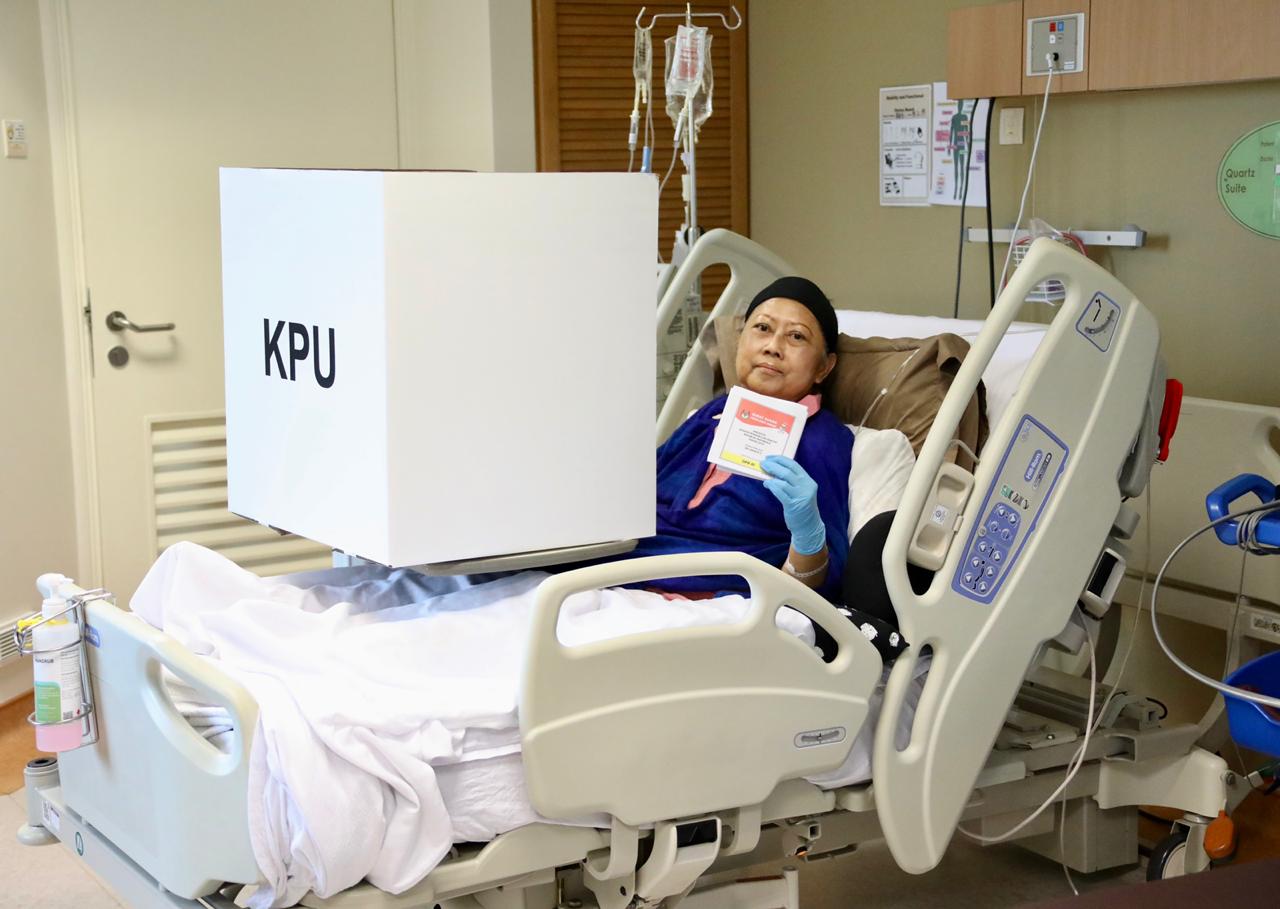 Ny Ani Yudhoyono, bersama suaminya, mantan Presiden Republik Indonesia, Susilo Bambang Yudhoyono (SBY) mencoblos di Singapura, Minggu 14 April 2019. (Foto: andi mallarangeng for ngopibareng.id)