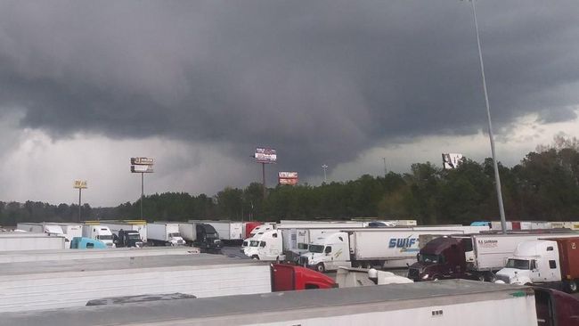 Angin Tornado telah lebih dulu menyerang wilayah Texas, Amerika Serikat. (Twitter @keith_irwin/via Reuters)