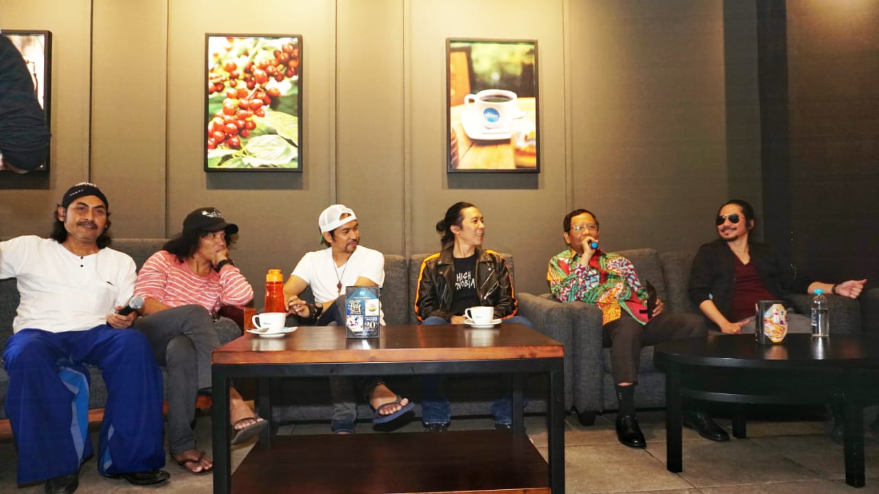 Prof Mahfud MD (dua kanan) bersama personel Slank sesaat sebelum Ngaji Kebangsaan. (Foto: istimewa)