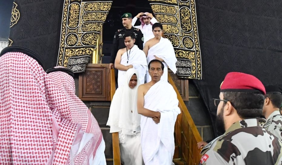 Presiden Joko Widodo bersama keluarga keluar dari dalam Ka'bah. (Foto: Istimewa)