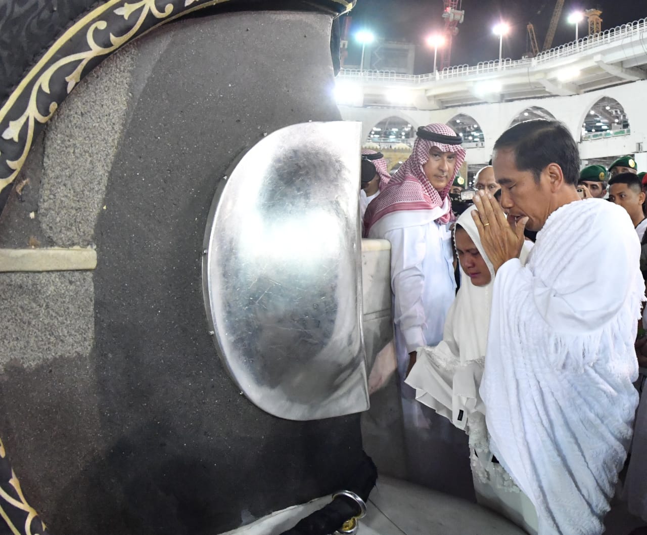 Presiden Jokowi mencium hajar aswad. (Foto: Laily Rachev - Biro Pers Sekretariat Presiden)