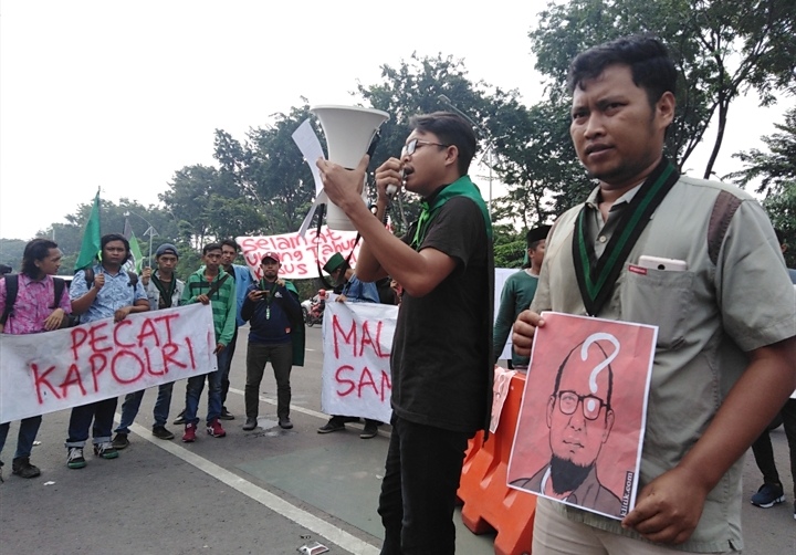 HMI Jatim menggelar aksi di depan Mapolda Jawa Timur, Senin, 15 April 