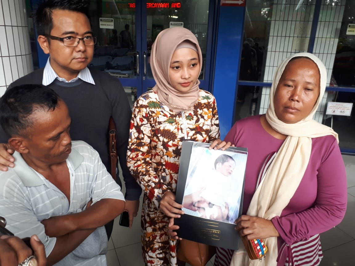 M.Sholeh bersama Mughni saat memberikan keterangan pers di RSUD Dr. Soetomo. (Foto: Alief/ngopibareng.id)