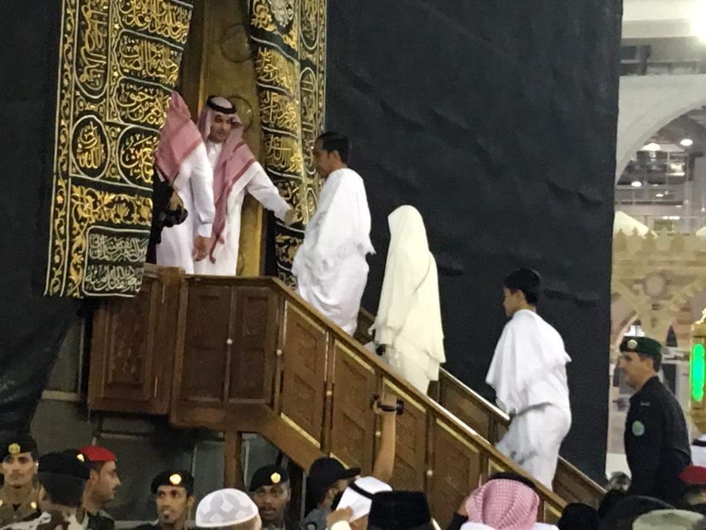 Presiden Joko Widodo bersama keluarganya ketika naik memasuki Ka'bah. (Foto: setneg for ngopibareng.id)