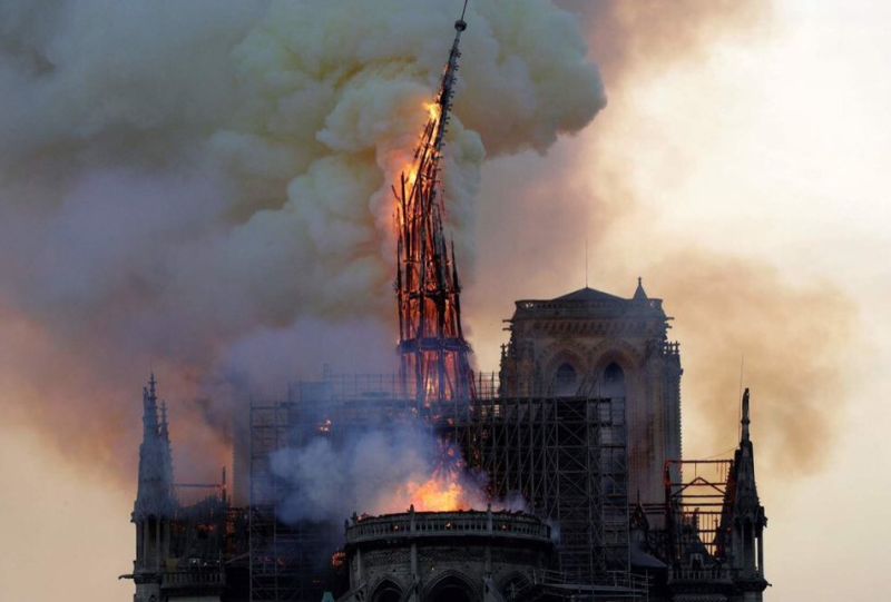 Kebakaran melanda Gereja Katedral Notre Dame, Paris, Prancis, Senin 15 April 2019. (Foto: REUTERS/Benoit Tessier)